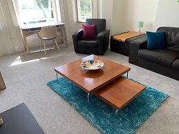 Beach Front 2-bed Apartment With Deck & BBQ
