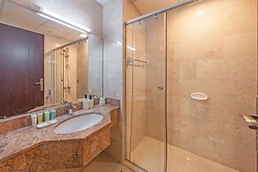 Spacious Apartment With Balcony in Business Bay