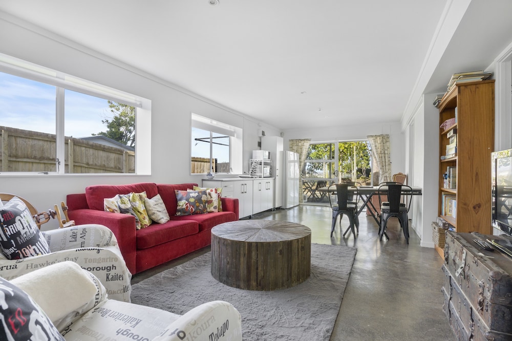 Bright 3-Bedroom Unit - WiFi & Parking