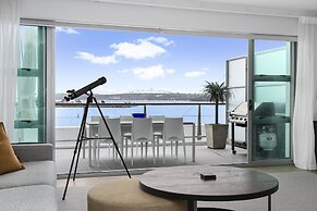 Light and spacious w incredible harbour views