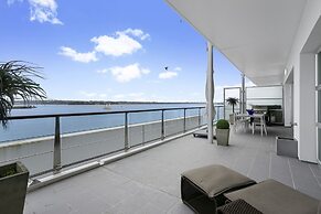 Light and spacious w incredible harbour views