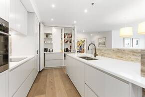 Light and spacious w incredible harbour views