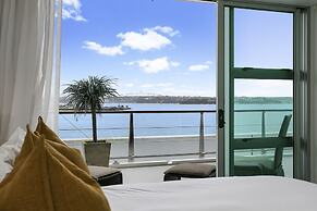 Light and spacious w incredible harbour views