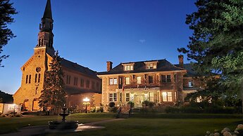 Manoir Chamberland (Adults Only, No Pets)