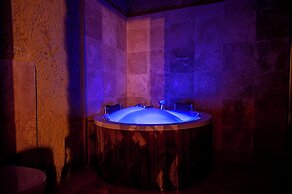Capp Royal Cave Hotel