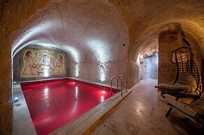 Capp Royal Cave Hotel