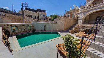 Capp Royal Cave Hotel