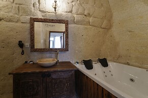 Capp Royal Cave Hotel