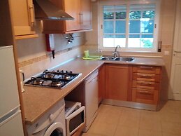2 Bed Flat - Sleeps 4 - Parking - Wifi