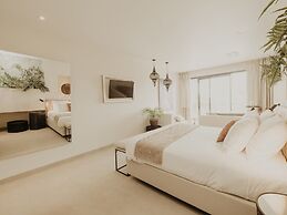 Comfy Studios Hotel