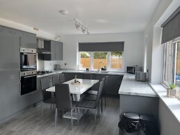 House - Sleeps 14, Onsite Parking & Pets Allowed