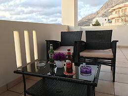 1 Bed - Sleeps 2 - Private Balcony - Free Parking