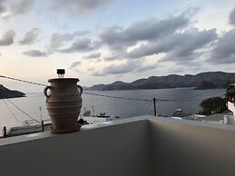 1 Bed - Sleeps 2 - Private Balcony - Free Parking