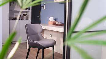 1LI7E HOTEL