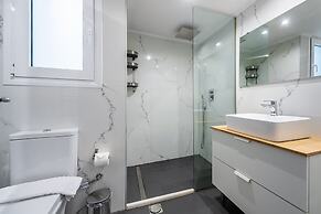 Phaedrus Living: City Center Luxury Flat Iofontos