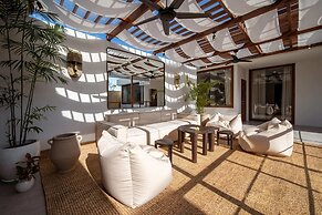 4BR Luxury Modern Contemporary Villa in Canggu