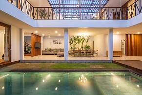 4BR Luxury Modern Contemporary Villa in Canggu