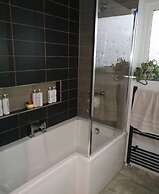 Charming 2-bed Apartment in Eastleigh