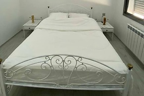 1 Bed Flat - Sleeps 2 - Parking - Wifi