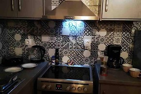 1 Bed Apt - Sleeps 2 - Free Parking - Sea View