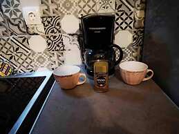 1 Bed Apt - Sleeps 2 - Free Parking - Sea View