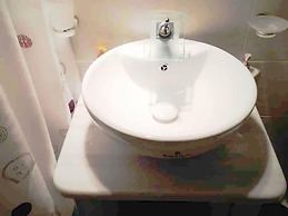 1 Bed Apt - Sleeps 2 - Free Parking - Sea View