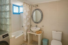 1 Bed Apt - Sleeps 2 - Free Parking - Sea View