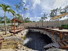 LUJOSO CON CENOTE EN LA SELVA DE TULUM