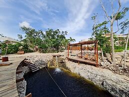 LUJOSO CON CENOTE EN LA SELVA DE TULUM
