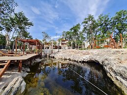 LUJOSO CON CENOTE EN LA SELVA DE TULUM