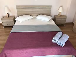 2 Bed - Sleeps 4 - Free Parking - Sea & Mtn View
