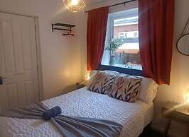 Beach Apartment - Sleeps 4, Garden & Parking