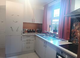 Beach Apartment - Sleeps 4, Garden & Parking