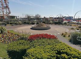 Beach Apartment - Sleeps 4, Garden & Parking