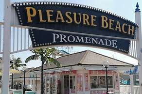 Beach Apartment - Sleeps 4, Garden & Parking