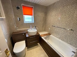 Beautiful 2-bed Apartment in Renfrew