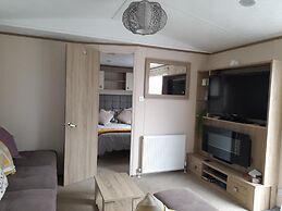 Impeccable 3-bed Cabin in Tattershall, UK