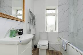 House - Sleeps 10 - Parking - Garden