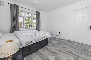 House - Sleeps 10 - Parking - Garden