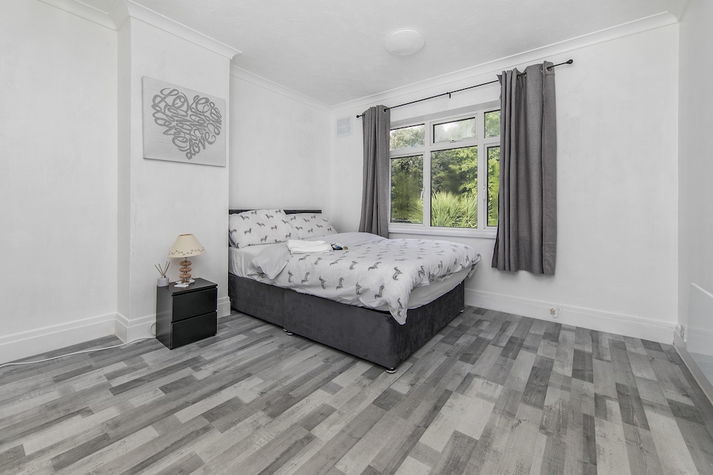 House - Sleeps 10 - Parking - Garden