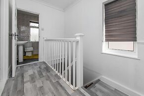 House - Sleeps 10 - Parking - Garden