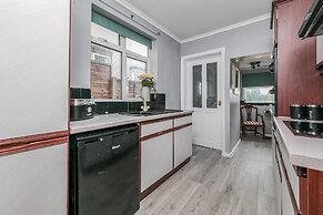 House - Sleeps 10 - Parking - Garden