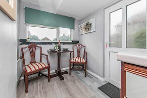 House - Sleeps 10 - Parking - Garden