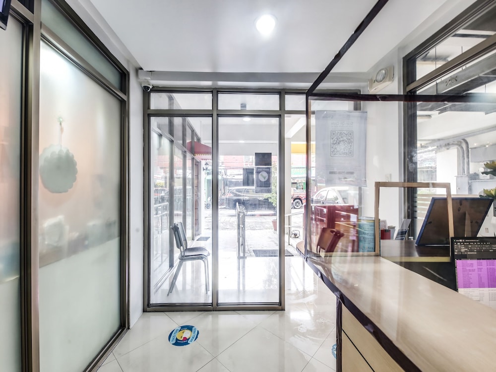 OYO 893 Dian Suites Makati