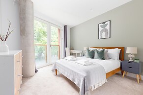 Luminous 2 Bed Balcony Flat in Islington