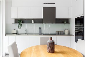 Luminous 2 Bed Balcony Flat in Islington