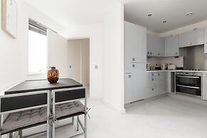 Luminous 2 Bed Balcony Flat in Islington