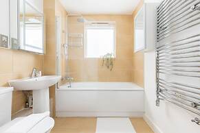 Luminous 2 Bed Balcony Flat in Islington
