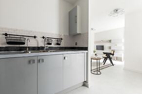 Luminous 2 Bed Balcony Flat in Islington