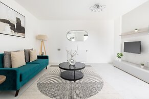 Luminous 2 Bed Balcony Flat in Islington